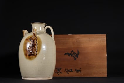 An Exquisite Guan yao Figure Pattern Ewer