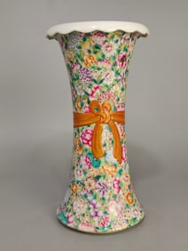 An Exquisite Famille-Rose Flower Pattern Vase