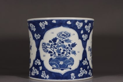 An Exquisite Blue and White Flower Pattern Brush Pot