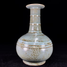 An Exquisite Guan yao Vase