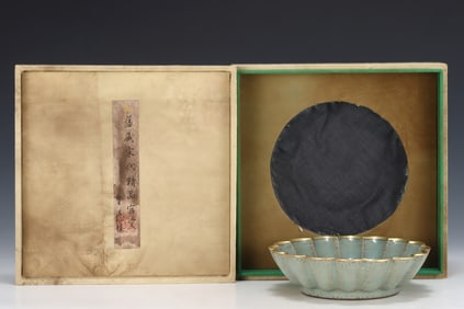 An Exquisite Guan yao Plate