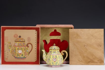 An Exquisite Enamel Painted Gold Dragon Pattern Lotus Pattern Teapot
