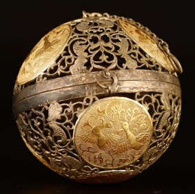 An Exquisite Gilt Bronze Lotus Pattern Flower and Bird Pattern Ornament