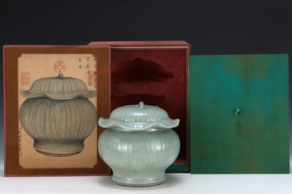 An Exquisite Guan yao Jar