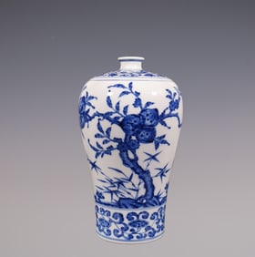 An Exquisite Blue and White Bats and Peach Pattern Lotus Pattern Vase