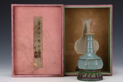 An Exquisite Guan yao Vase