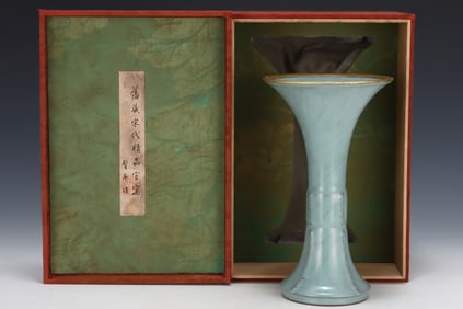 An Exquisite Guan yao Vase