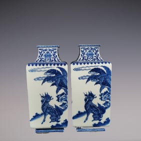 An Exquisite Blue and White Lotus Pattern Auspicious Beast Pattern Vase