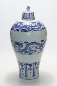 An Exquisite Blue and White Lotus Pattern Dragon and Phoenix Pattern Vase