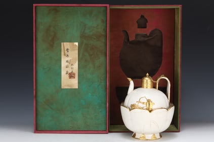 An Exquisite Ding yao Cover with Gold Character and Story Pattern Ewer