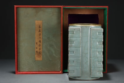 An Exquisite Guan yao Painted Gold Vase