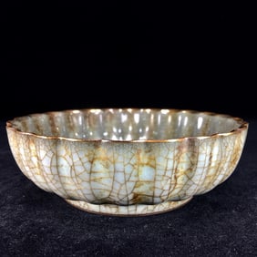 An Exquisite Guan yao Painted Color Phoenix Pattern Flower Pattern Plate