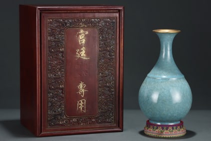An Exquisite Ru yao Cover with Gold Vase