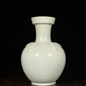 An Exquisite Xing yao Flower Pattern Vase