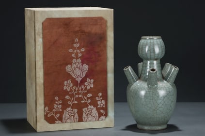 An Exquisite Guan yao Vase
