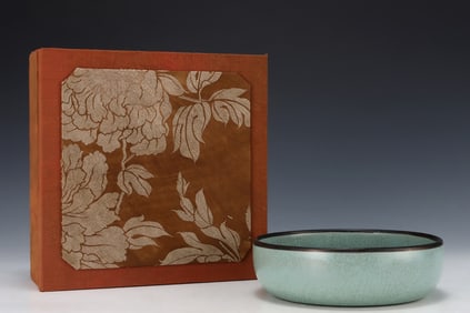 An Exquisite Ru yao Cover with Silver Brush Washer,With an Imperial Poem by Emperor Qianlong