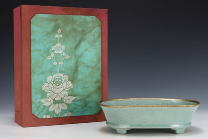 An Exquisite Ru yao Cover with Gold Four Legs Brush Washer,With an Imperial Poem by Emperor Qianlong