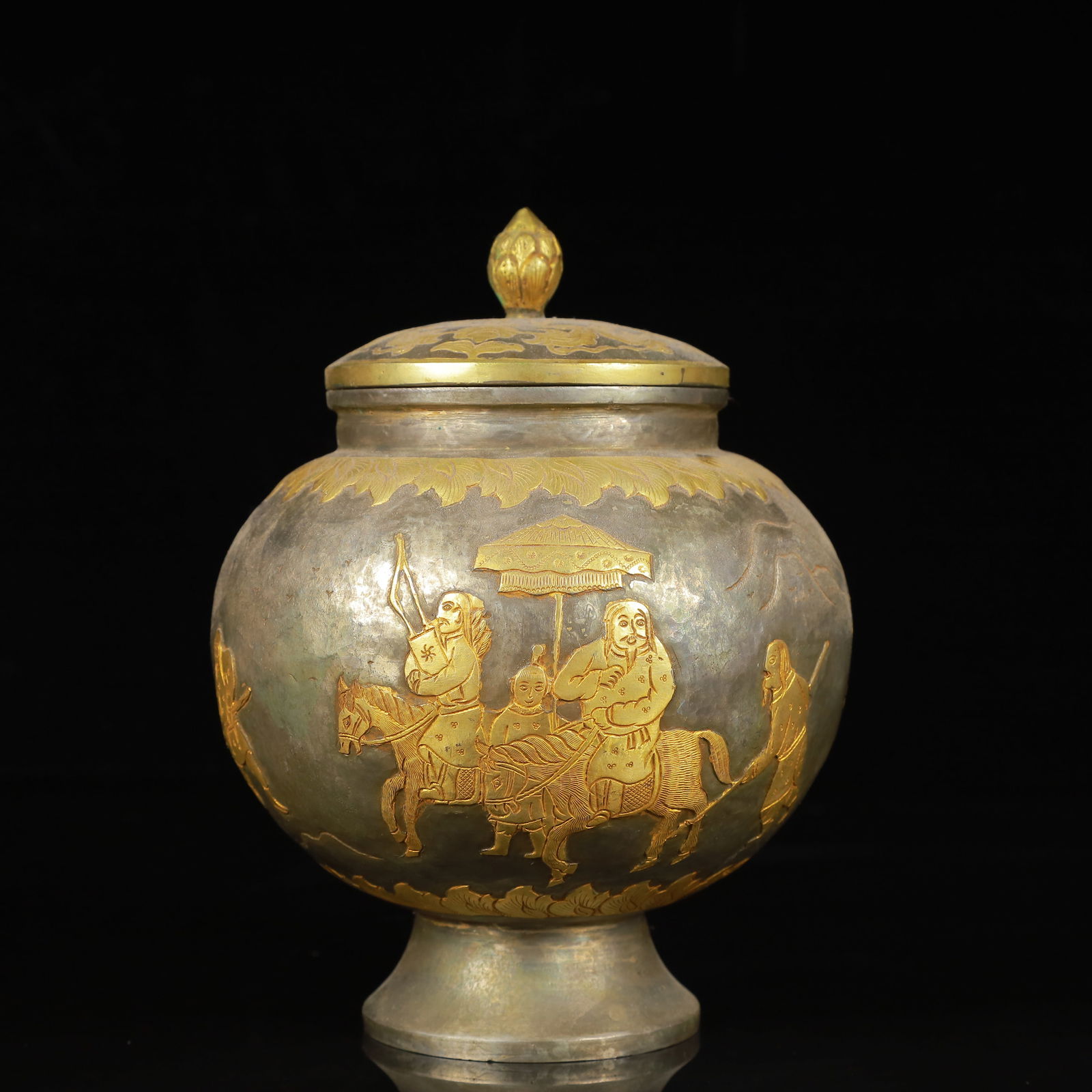 An Exquisite Gilt Silver Figure Pattern Cover Jar (1 of 6)