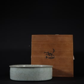 An Exquisite Guan yao Celadon Glazed Brush Washer