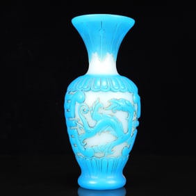 An Exquisite Glass Phoenix Pattern Vase
