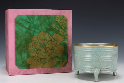 An Exquisite Ru yao Cover with Gold Tripod Jar,With an Imperial Poem by Emperor Qianlong