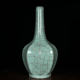 An Exquisite Guan yao Vase