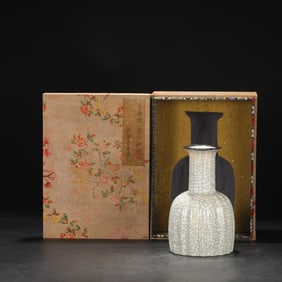 An Exquisite Ge yao White Glazed Cover with Silver Vase,With an Imperial Poem by Emperor Qianlong