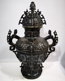 A Huge Bronze Dragon Pattern Food Vessel
