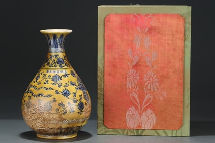 A Rare Yellow Glazed Blue and White Lotus and Phoenix Pattern Vase