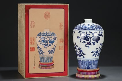 An Exquisite Blue and White Melon and Fruit Pattern Vase