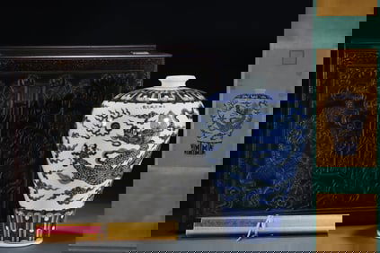 A Huge Blue and White Auspicious Cloud and Dragon Pattern Vase,With Vertical Scroll Painting on Silk