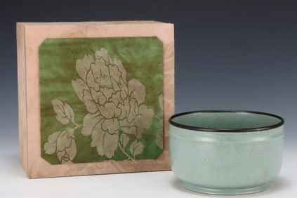 An Exquisite Ru yao Cover with Silver Bowl,With an Imperial Poem by Emperor Qianlong