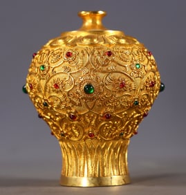 An Exquisite Gilt Bronze Flower Pattern Vase,Inlaid Gems