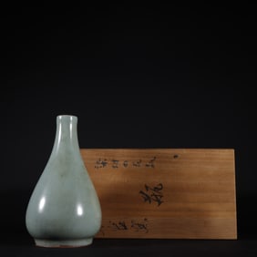 An Exquisite Guan yao Celadon Glazed Vase