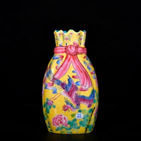 An Exquisite Enamel Flower and Bird Pattern Vase