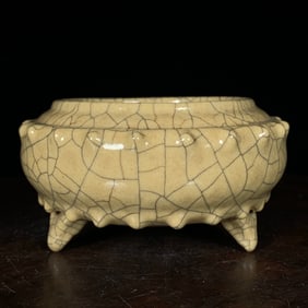 An Exquisite Ge yao Tripod Brush Washer