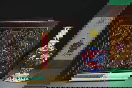 A Rare Red Glazed Yellow Glazed Blue and White Character and Story Pattern Vase,With Vertical Scroll