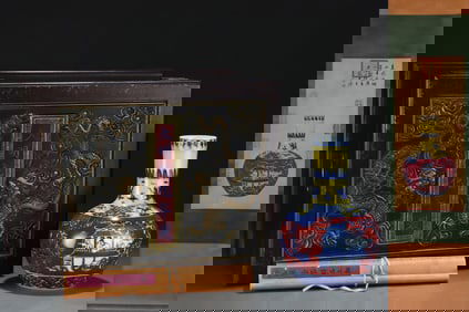 An Exquisite Red Glazed Yellow Glazed Blue and White Character and Story Pattern Vase,With Vertical