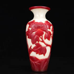 An Exquisite Glass Flower and Bird Pattern Vase