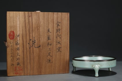 An Exquisite Ru yao Cover with Silver Tripod Brush Washer,With an Imperial Poem by Emperor Qianlong