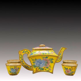 A Set of Fine Painted Enamel peony Pattern Ewer