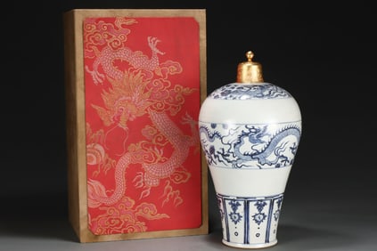 A Huge Blue and White Auspicious Cloud,Dragon and Phoenix Pattern Vase,With Gilt Cover