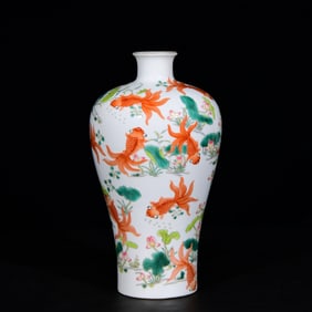 An Exquisite Enamel Fish and Algae Pattern Vase