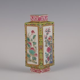 An Exquisite Yellow Ground Famille-Rose Painted Gold Flower Pattern Vase