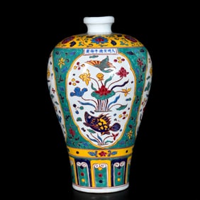 A Huge Wucai Fish and Algae Pattern Vase