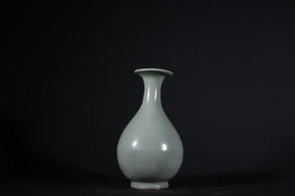 An Exquisite Guan yao Celadon Glazed Vase