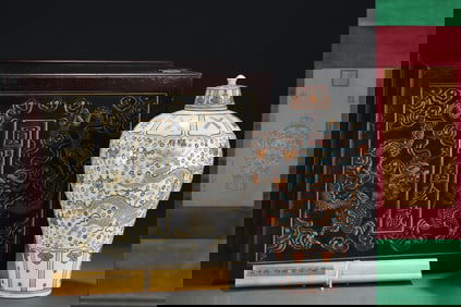 A Huge Blue and White Famille-Rose Dragon and Phoenix Pattern Bottle,With Vertical Scroll Painting