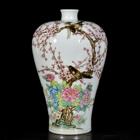 An Exquisite Famille-Rose Flower and Bird Pattern Vase