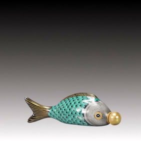 An Exquisite Famille-rose Fish Snuff Bottle