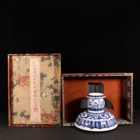 An Exquisite Blue and White Dragon Pattern Hatstand